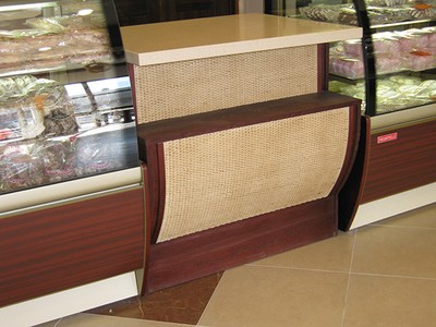 Прилавок с вставками ротанга